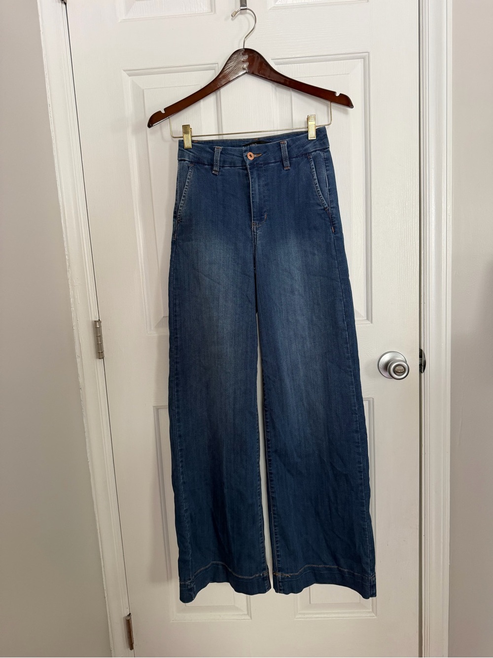 NWOT BCBG Wide Leg Jean